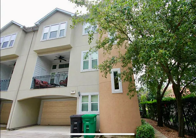 Townhouse for sale at 920 W 26th Street, Houston, TX 77008 | MLS# 75271756