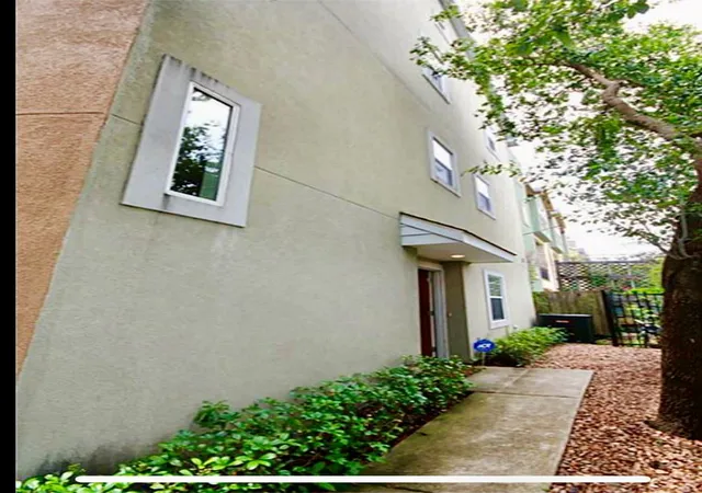 Photo 2 of Townhouse for sale at 920 W 26th Street, Houston, TX 77008 | MLS# 75271756 | Listing updated on 2026-07-04
