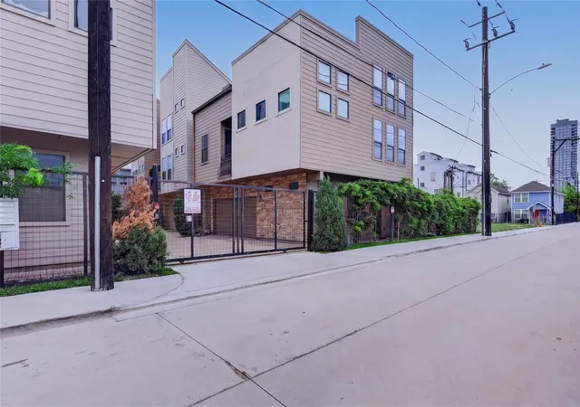 2nd image of 1420 Wilson St, Houston, TX 77019 | MLS# 77413406