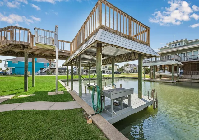 Homes for sale in Tiki Island, TX | 1007 Tiki Dr, Tiki Island, TX 77554 | MLS# 41700404