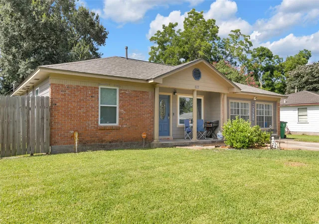 1st image of 617 Catalpa St, Angleton, TX 77515 | MLS# 25554234