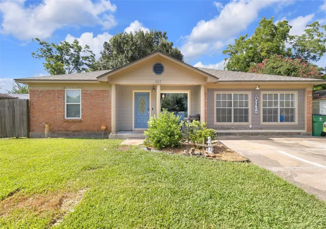2nd image of 617 Catalpa St, Angleton, TX 77515 | MLS# 25554234