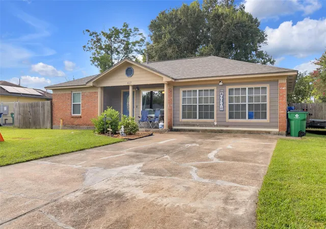 3rd image of 617 Catalpa St, Angleton, TX 77515 | MLS# 25554234