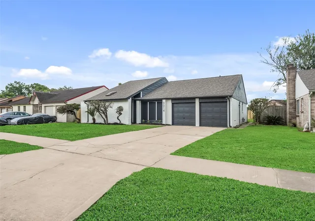Photo 2 of Sale Pending at 9014 Kirkmont Dr, Houston, TX 77089 | MLS# 52357457 | Listing updated on 2026-09-16