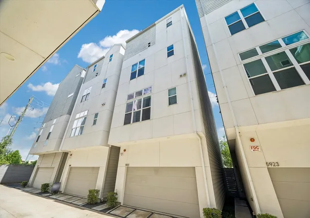 Photo 3 of Single family home for sale at 5921 E Post Oak Ln, Houston, TX 77055 | MLS# 92861832 | Listing updated on 2026-09-16