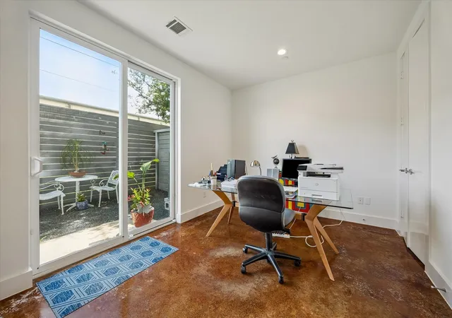 Photo 4 of Single family home for sale at 5921 E Post Oak Ln, Houston, TX 77055 | MLS# 92861832 | Listing updated on 2026-09-16