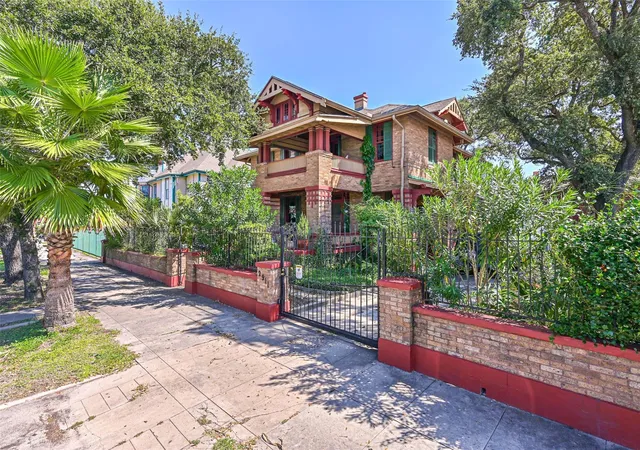 Photo 1 of Single family home for sale at 2911 Broadway St, Galveston, TX 77550 | MLS# 10141776 | Listing updated on 2026-06-17