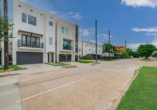 3rd image of 704 Gregg St, Houston, TX 77020 | MLS# 64326466