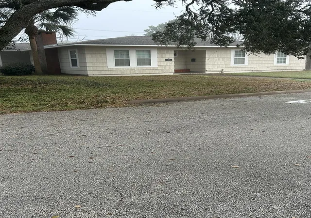 Photo 1 of Single family home for sale at 118 Tarpon Ave, Galveston, TX 77550 | MLS# 94853221 | Listing updated on 2026-08-28