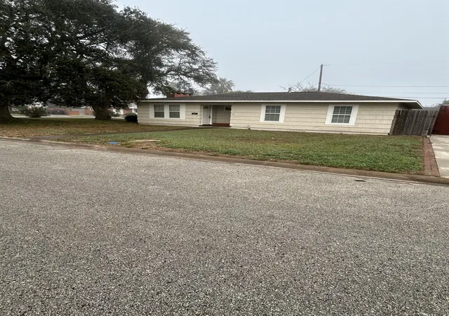 Photo 3 of Single family home for sale at 118 Tarpon Ave, Galveston, TX 77550 | MLS# 94853221 | Listing updated on 2026-08-28