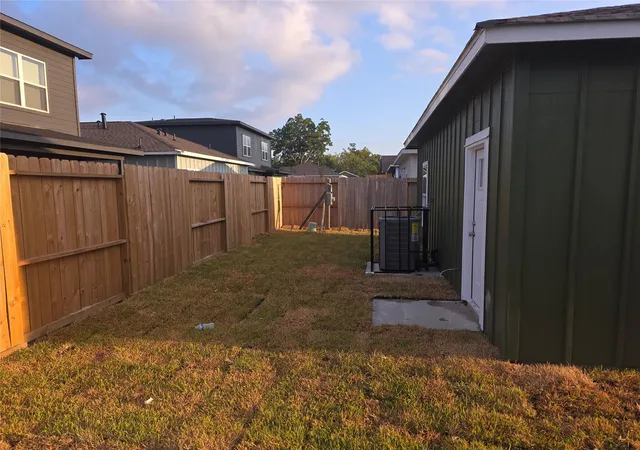 2nd image of 9905 Dipping Brook St, Houston, TX 77076 | MLS# 47939691