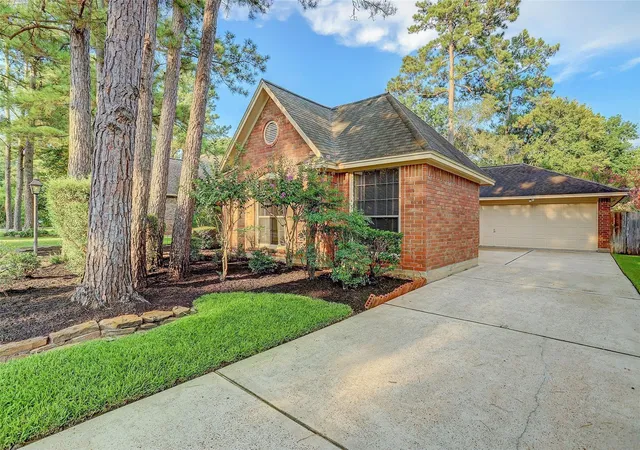 Photo 1 of Single family home for sale at 10 Heathstone Pl, The Woodlands, TX 77381 | MLS# 55887075 | Listing updated on 2026-08-29