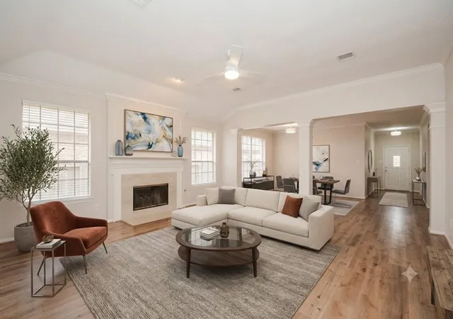 Photo 2 of Single family home for sale at 10 Heathstone Pl, The Woodlands, TX 77381 | MLS# 55887075 | Listing updated on 2026-08-29