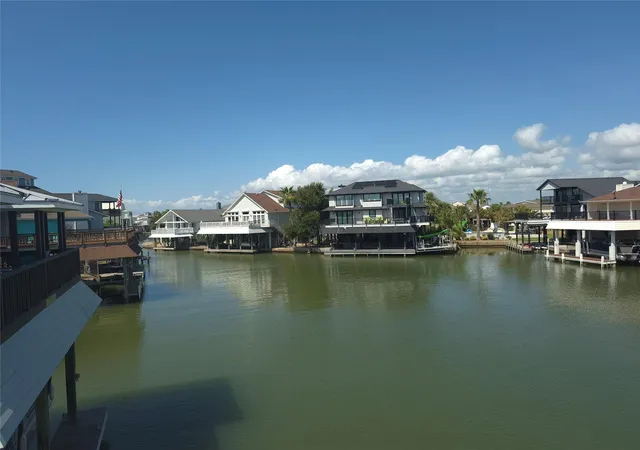 Photo 1 of Single family home for sale at 129 Quayside Dr, Tiki Island, TX 77554 | MLS# 11621068 | Listing updated on 2026-09-20