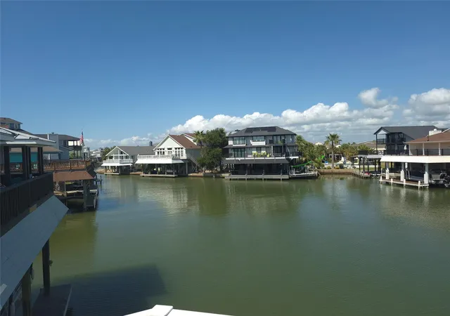 Photo 2 of Single family home for sale at 129 Quayside Dr, Tiki Island, TX 77554 | MLS# 11621068 | Listing updated on 2026-09-20