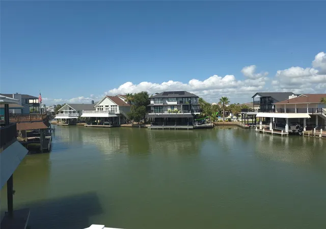Photo 3 of Single family home for sale at 129 Quayside Dr, Tiki Island, TX 77554 | MLS# 11621068 | Listing updated on 2026-09-20