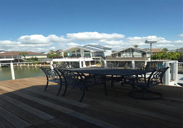 Photo 4 of Single family home for sale at 129 Quayside Dr, Tiki Island, TX 77554 | MLS# 11621068 | Listing updated on 2026-09-20