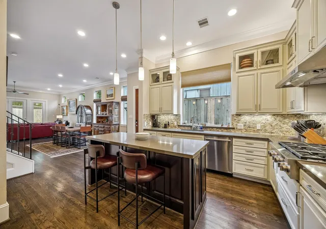 3rd image of 1206 Welch St, Houston, TX 77006 | MLS# 73775758