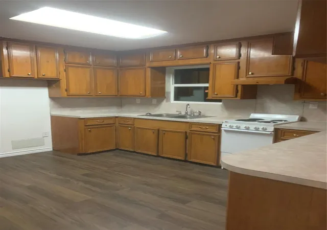 Listing Photo 5 - Condo for sale in building located at 505 And 501 Hawkins, Livingston, TX 77351