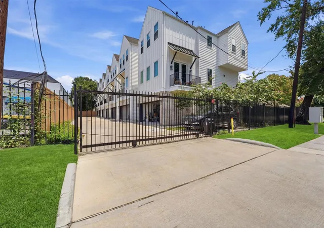 Photo 3 of Single family home for sale at 920 Thornton Rd #G, Houston, TX 77018 | MLS# 28629847 | Listing updated on 2026-09-12