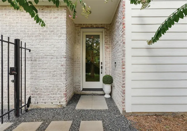 Photo 3 of Single family home for sale at 920 Thornton Rd #G, Houston, TX 77018 | MLS# 28629847 | Listing updated on 2026-09-12