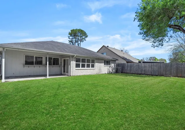 3rd image of 12811 Club Ln, Houston, TX 77099 | MLS# 77388429