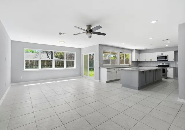 5th image of 12811 Club Ln, Houston, TX 77099 | MLS# 77388429