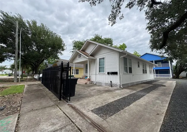 1st image of 15 Stiles St, Houston, TX 77011 | MLS# 65976644