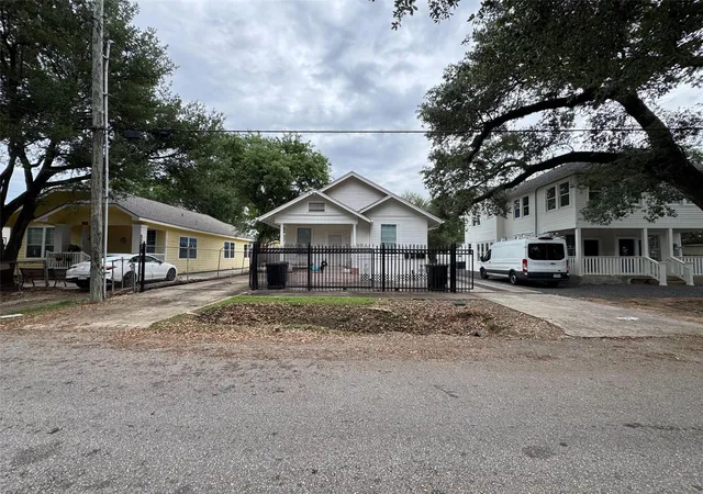 3rd image of 15 Stiles St, Houston, TX 77011 | MLS# 65976644