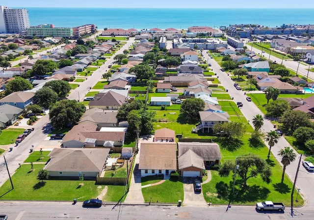 Photo 2 of Single family home for sale at 8007 Beluche Dr, Galveston, TX 77551 | MLS# 29956276 | Listing updated on 2026-06-24