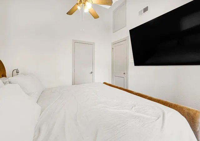 Photo 4 of Sale Pending at 541 W 18th Street, Houston, TX 77008 | MLS# 61845995 | Listing updated on 2026-09-08
