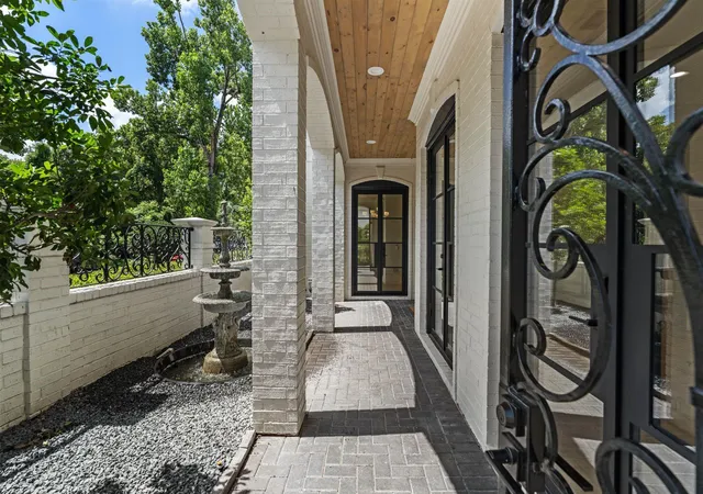 Photo 3 of Single family home for sale at 74 Briar Holw Ln, Houston, TX 77027 | MLS# 76983796 | Listing updated on 2026-09-12