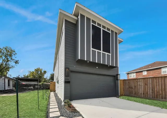Photo 2 of Townhouse for sale at 6910 J W Peavy Dr, Houston, TX 77011 | MLS# 73657668 | Listing updated on 2026-08-19