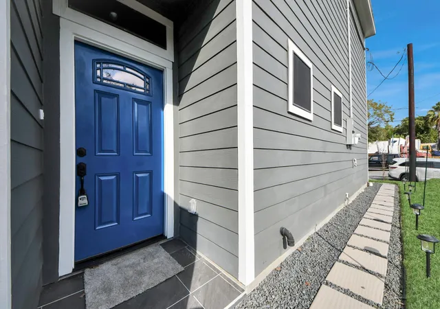 Photo 3 of Townhouse for sale at 6910 J W Peavy Dr, Houston, TX 77011 | MLS# 73657668 | Listing updated on 2026-08-19