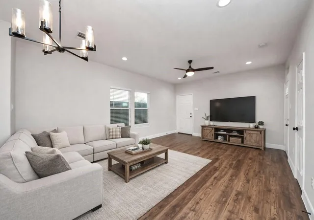 Photo 4 of Townhouse for sale at 6910 J W Peavy Dr, Houston, TX 77011 | MLS# 73657668 | Listing updated on 2026-08-19