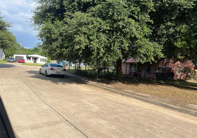 4th image of 5534 Bataan Rd, Houston, TX 77033 | MLS# 71497131