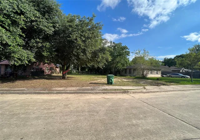 5th image of 5534 Bataan Rd, Houston, TX 77033 | MLS# 71497131