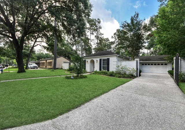 4th image of 10115 Holly Springs Dr, Houston, TX 77042 | MLS# 94931524