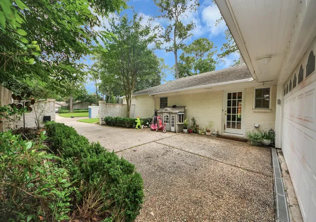 5th image of 10115 Holly Springs Dr, Houston, TX 77042 | MLS# 94931524