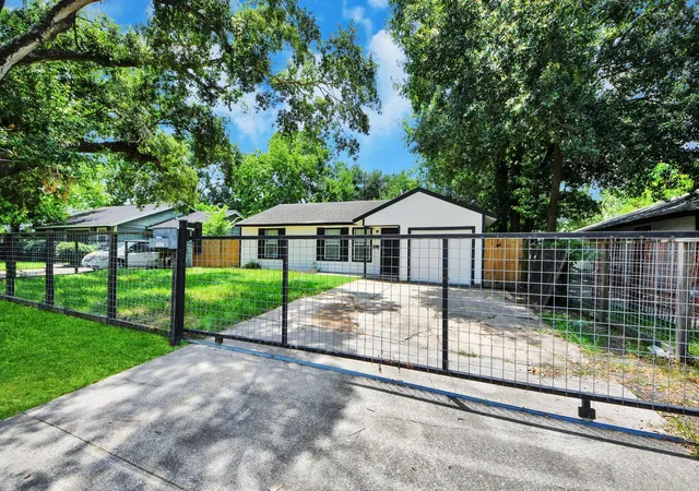 Photo 3 of Single family home for sale at 4914 Enyart St, Houston, TX 77021 | MLS# 27874505 | Listing updated on 2026-09-04