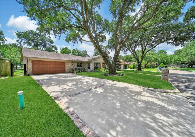 2nd image of 511 S Pecan St, Tomball, TX 77375 | MLS# 86548910