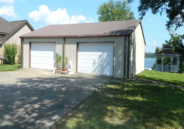 Photo 3 of Sale Pending at 238 Bluff Dr, Livingston, TX 77351 | MLS# 79218838 | Listing updated on 2026-09-03