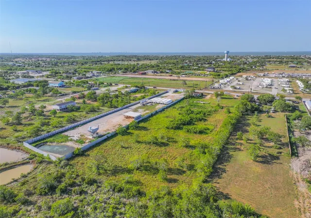 4th image of 2375 E Fm 517, Dickinson, TX 77539 | MLS# 22553152