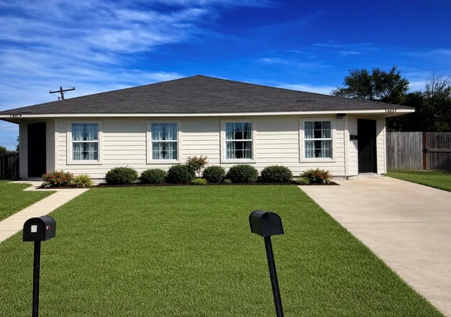 Photo 1 of Sale Pending at 5401 Peacock St, Houston, TX 77033 | MLS# 80307415 | Listing updated on 2026-09-18