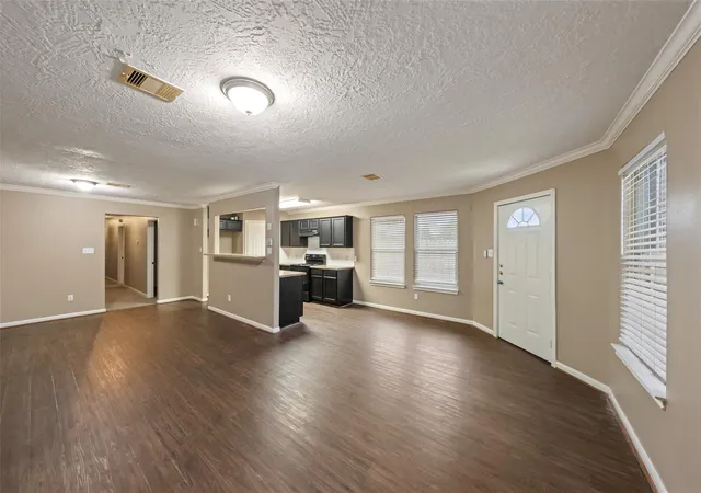 Listing Photo 4 - Condo for sale in building located at 5401 Peacock St, Houston, TX 77033