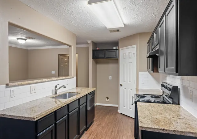 Listing Photo 5 - Condo for sale in building located at 5401 Peacock St, Houston, TX 77033