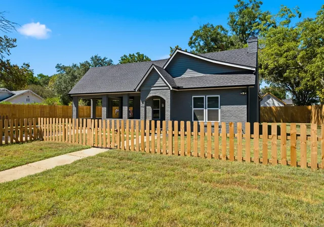 Photo 2 of Sale Pending at 902 Post Oak St, Hearne, TX 77859 | MLS# 69638093 | Listing updated on 2026-09-01