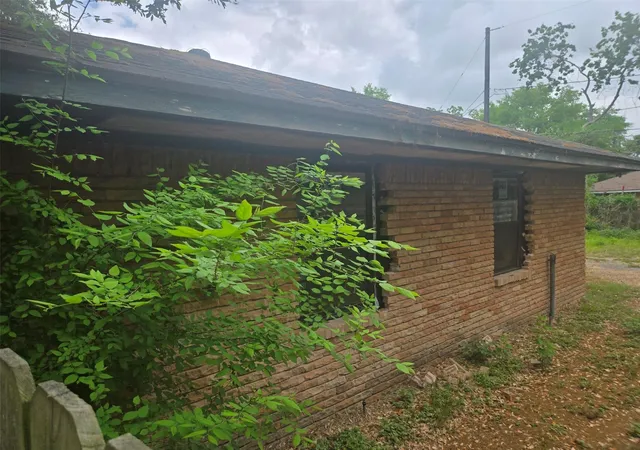 Photo 3 of Single family home for sale at 2330 Saxon Dr, Houston, TX 77018 | MLS# 86954191 | Listing updated on 2026-09-03