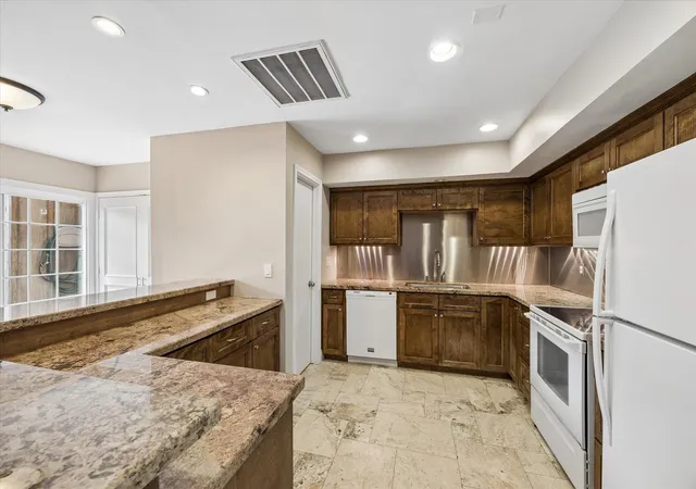 4th image of 2219 Triway Ln #240, Houston, TX 77043 | MLS# 95859734