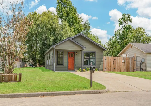 Photo 1 of Single family home for sale at 9822 Thorn St, Houston, TX 77078 | MLS# 14883592 | Listing updated on 2026-08-12